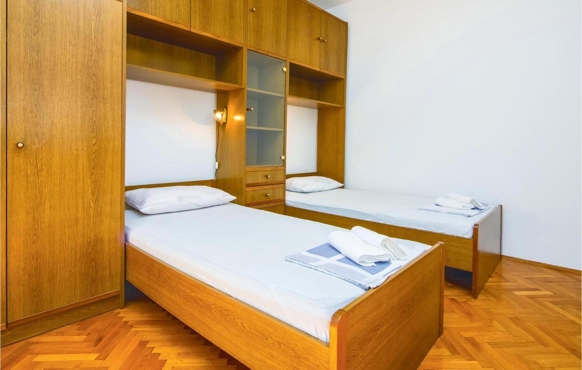 Lovely Apartment In Podstrana With Kitchen ภายนอก รูปภาพ