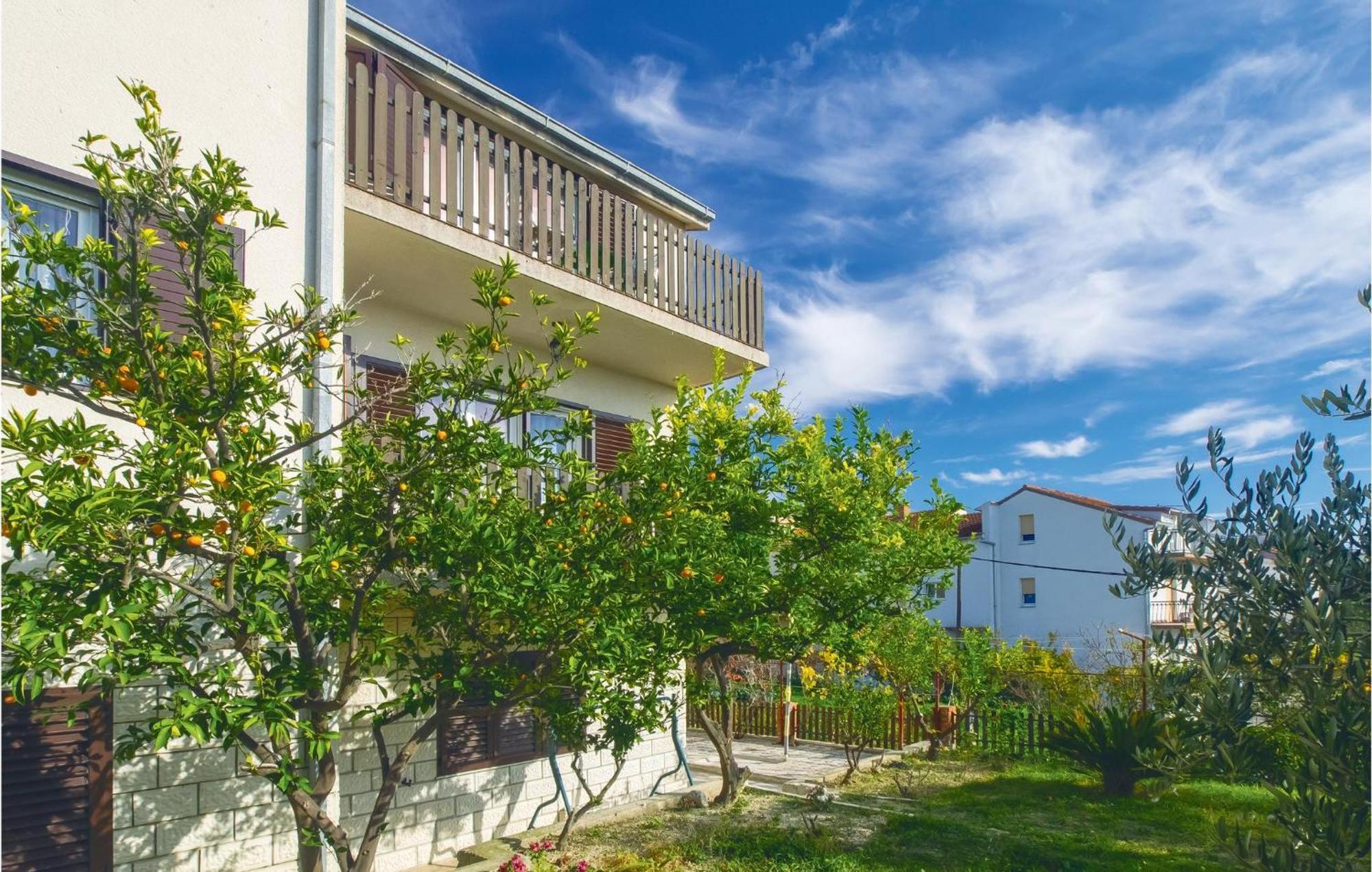 Lovely Apartment In Podstrana With Kitchen ภายนอก รูปภาพ