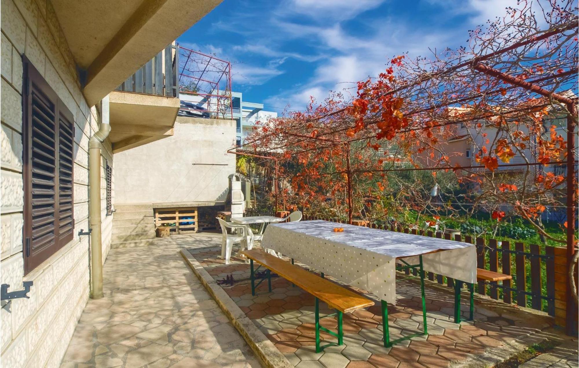 Lovely Apartment In Podstrana With Kitchen ภายนอก รูปภาพ